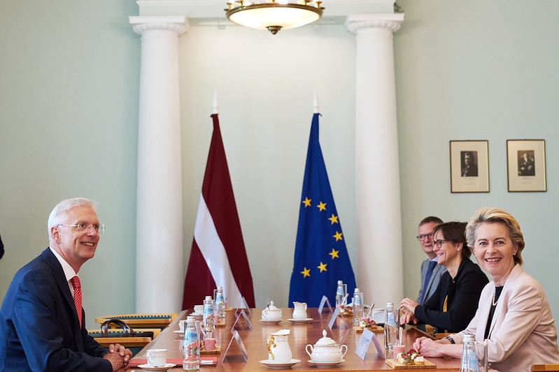 Foto: Ministru prezidents Krišjānis Kariņš un EK priekšsēdētāja Urzula fon der Leiena