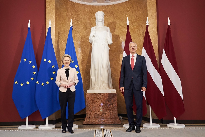 Foto: Ministru prezidents Krišjānis Kariņš un EK priekšsēdētāja Urzula fon der Leiena