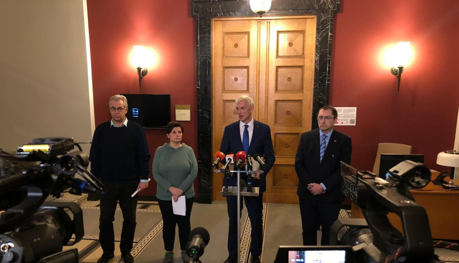 Valdība nosaka papildu piesardzības pasākumus Covid-19 izplatības ierobežošanai