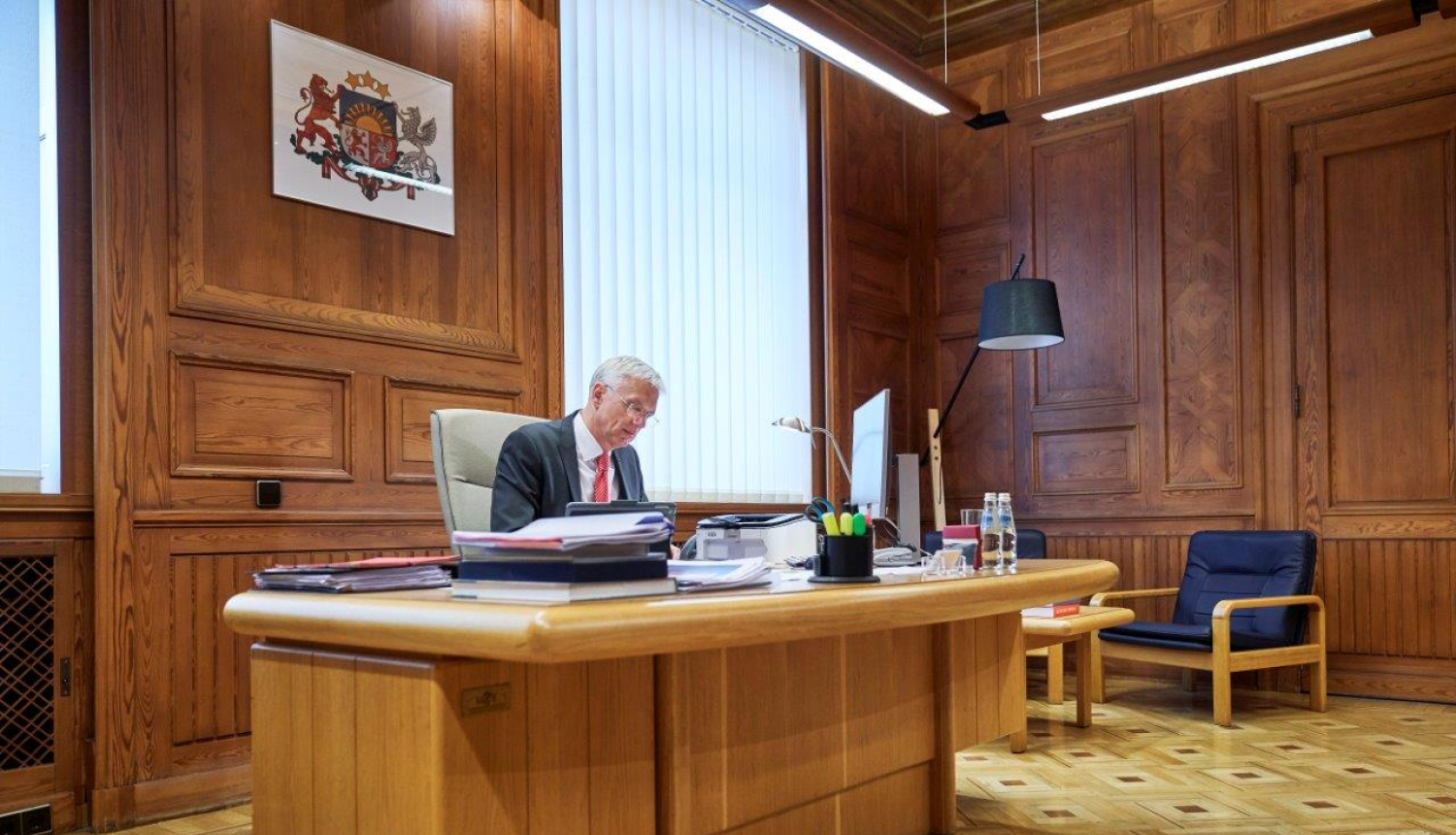Ministru prezidents Krišjānis Kariņš pie darba galda