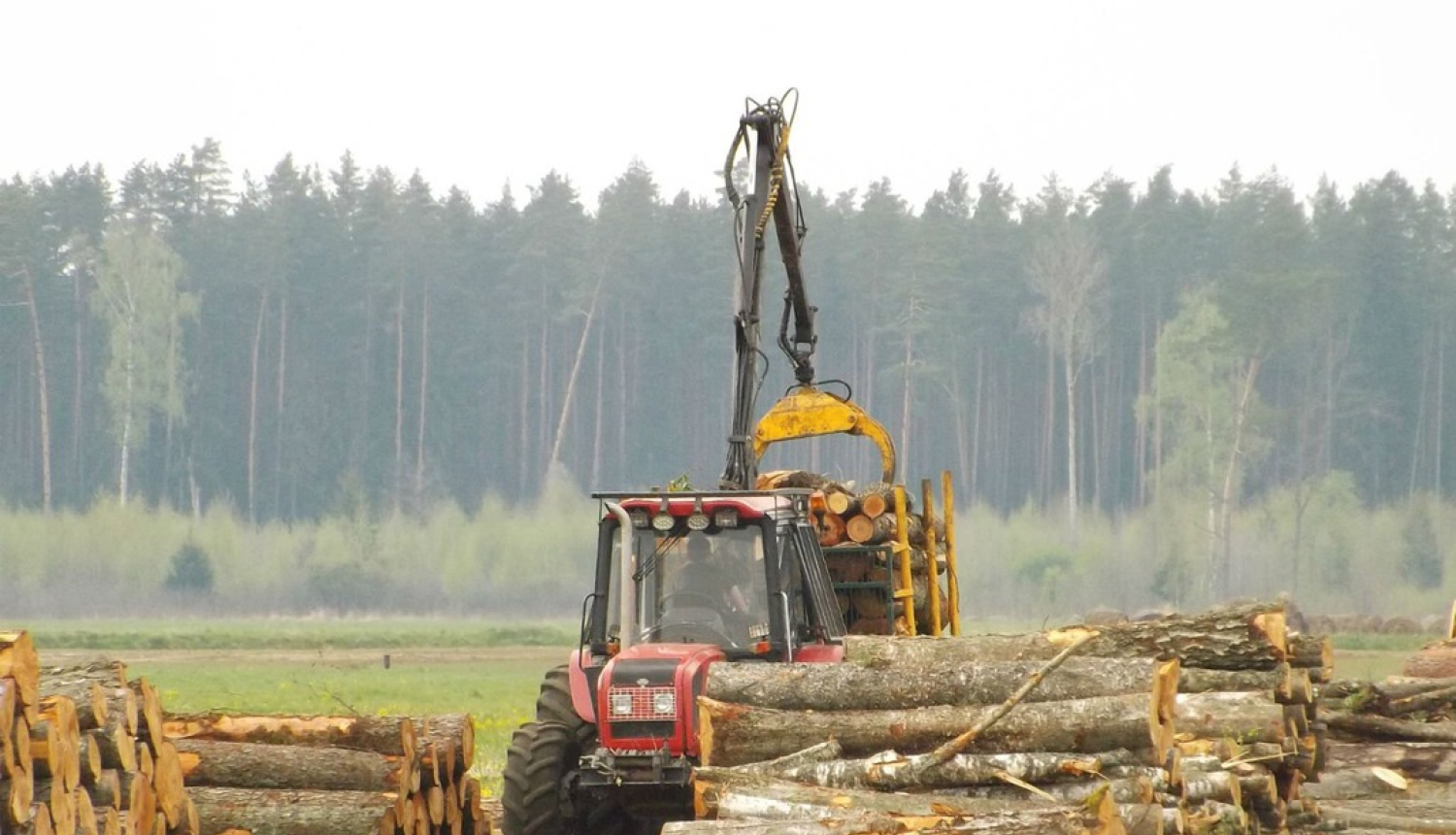 Valdība apstiprina izmaiņas traktortehnikas vadītāju apmācību kārtībā