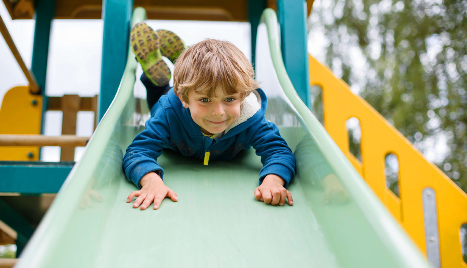 Veicinās bērnu drošību spēļu laukumos