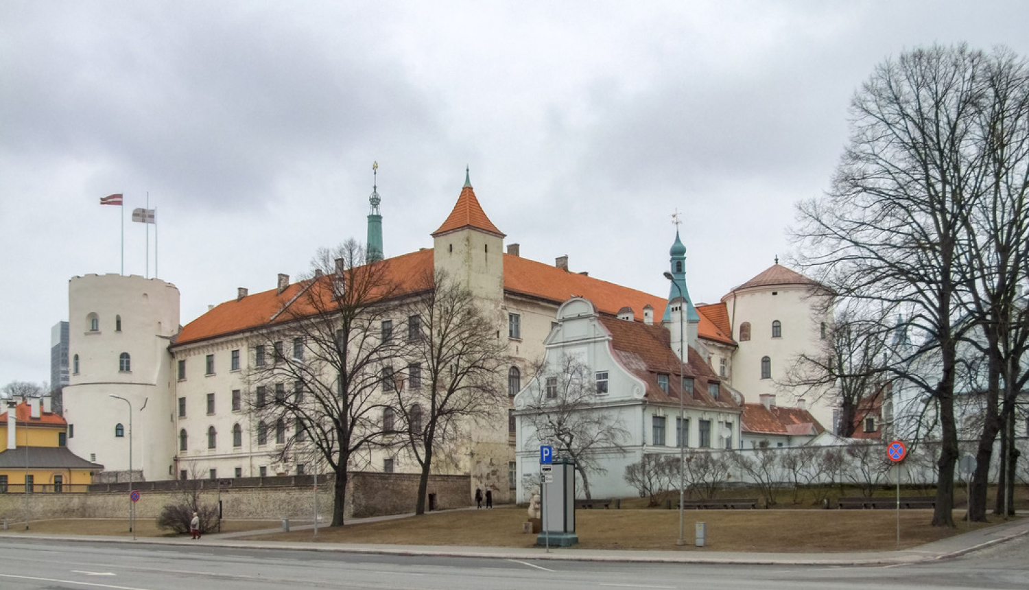 Ministru prezidents ar Valsts prezidentu un Saeimas priekšsēdētāju pārrunās plānu stingrāku ierobežojumu ieviešanai Covid-19 izplatības apturēšanai