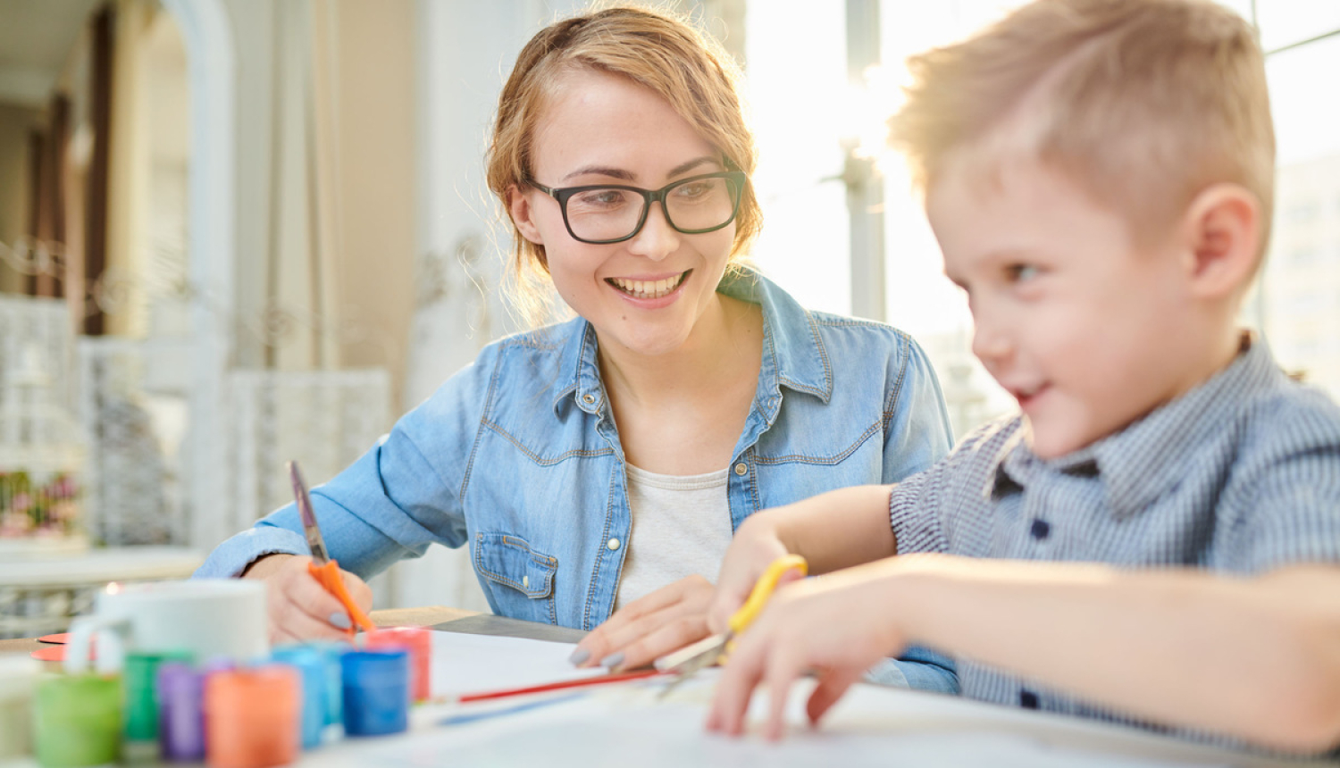 Arī pašnodarbinātas personas – nepilnas darba slodzes pedagoģiskā vai radošā darba veicēji – varēs pretendēt uz dīkstāves pabalstu