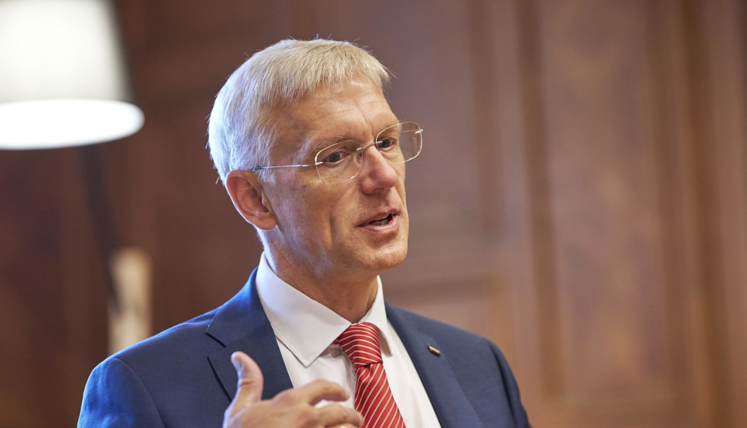 Ministru prezidents Kariņš savā darba kabinetā