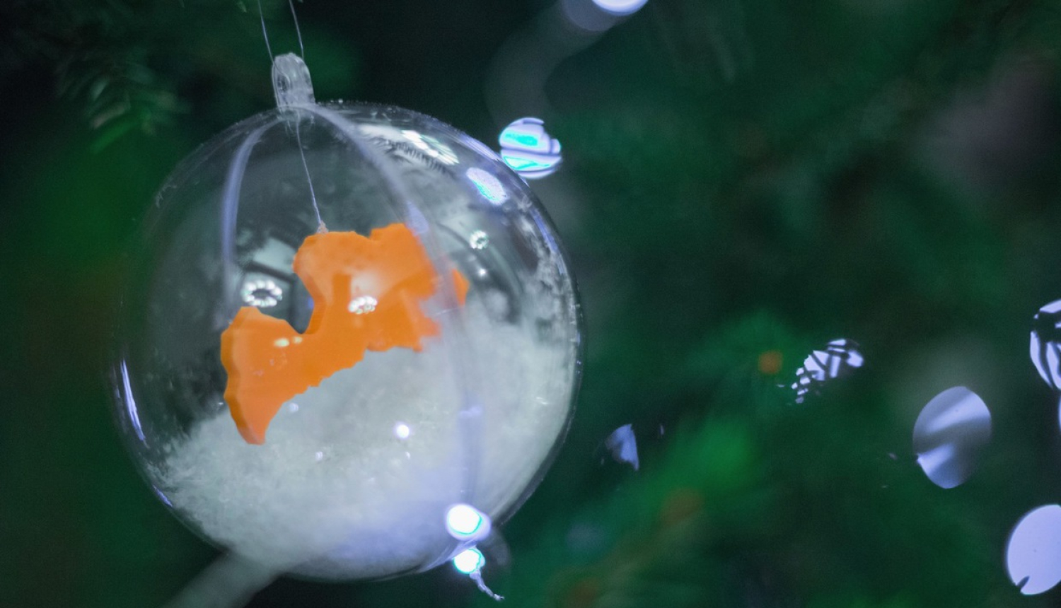 Valdības namā Ziemassvētku egli greznos ar 3D drukas tehnoloģijās veidotiem rotājumiem