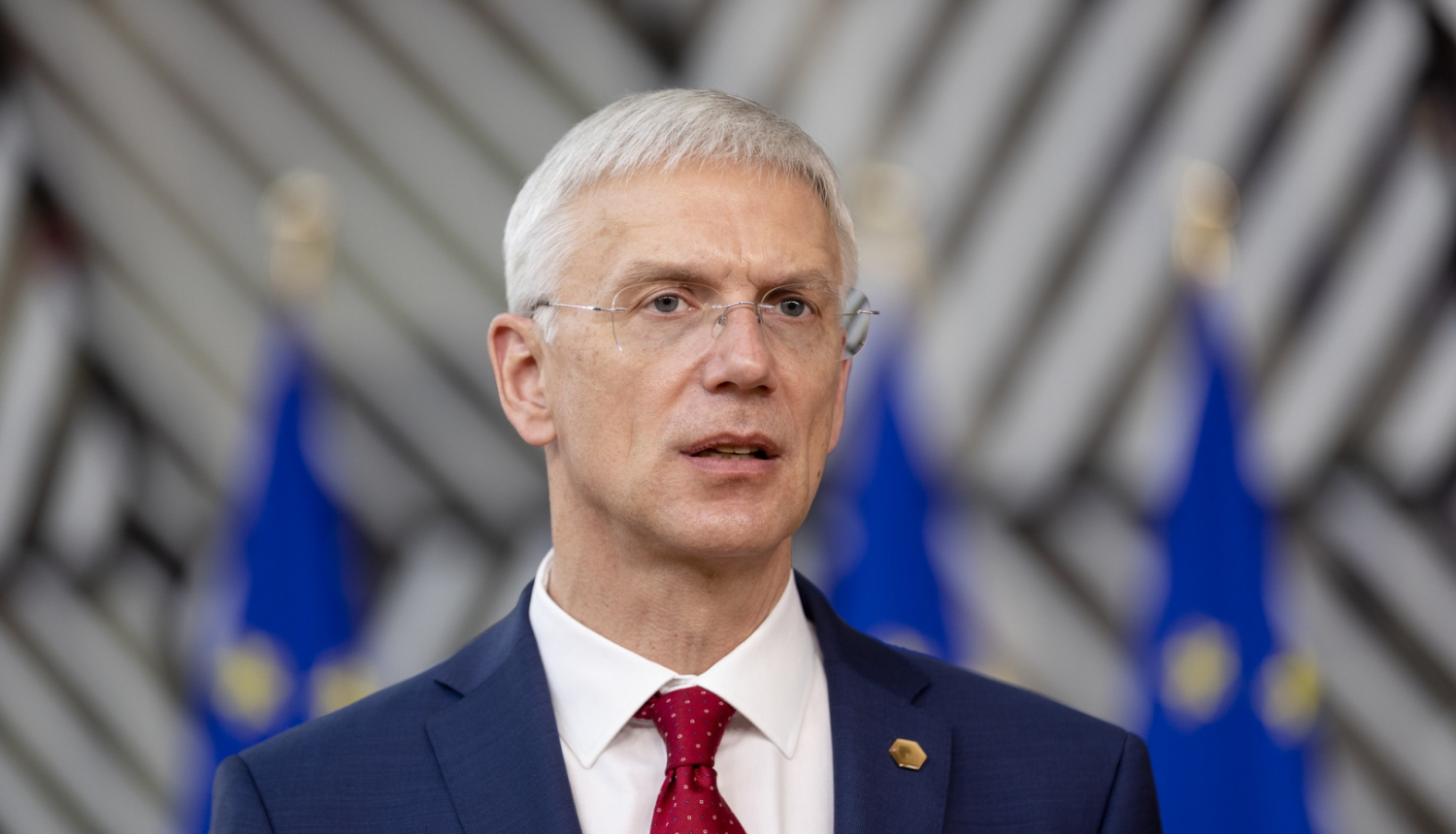 Ministru prezidents Krišjānis Kariņš uz ES karogu fona