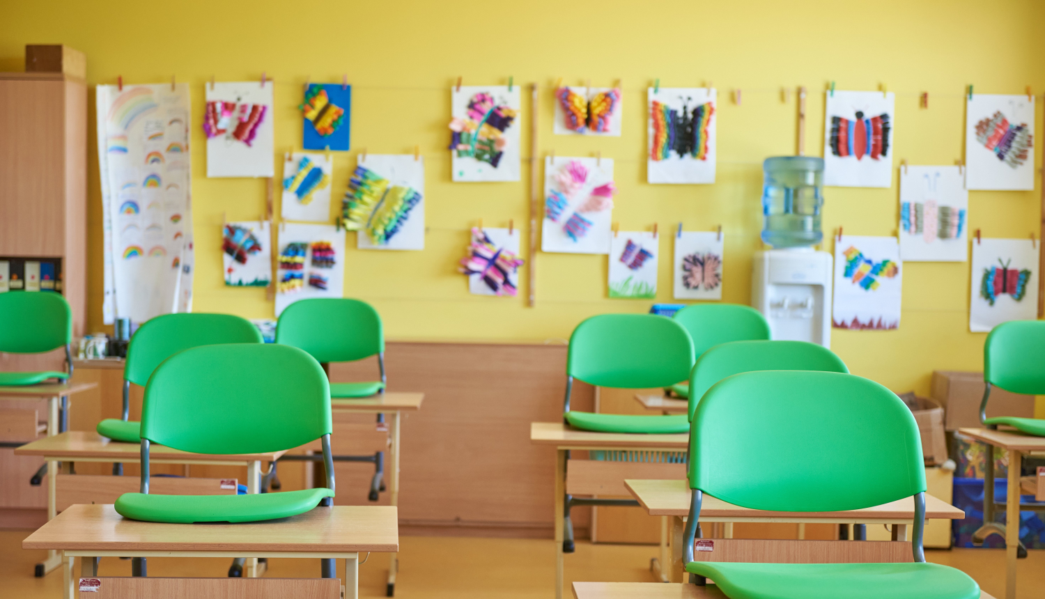 Klases telpa ar bērnu darbiem pie sienas