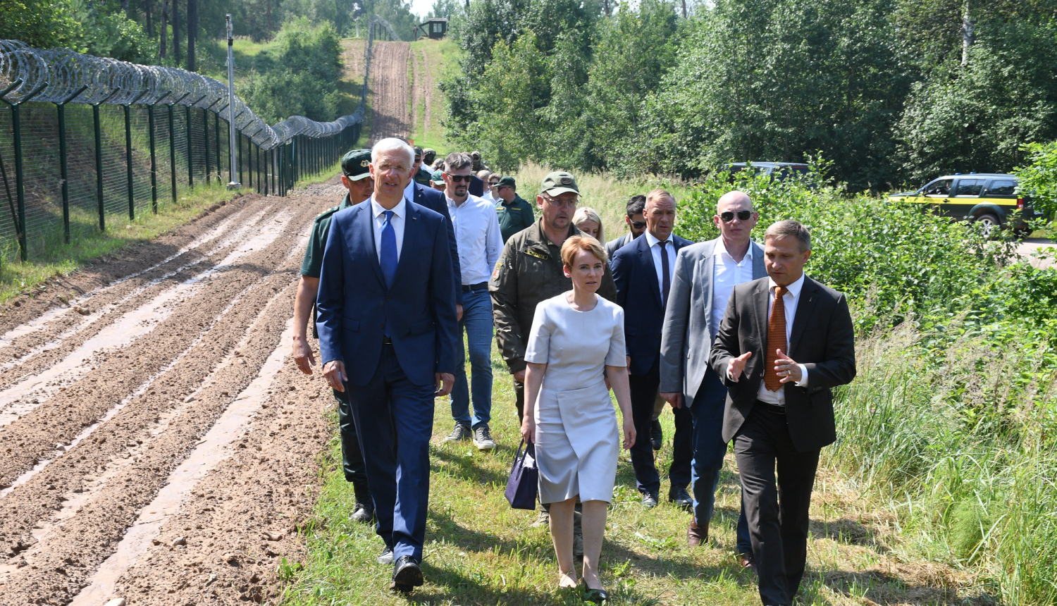Ministru prezidents un delegācija pie Baltkrievijas robežas