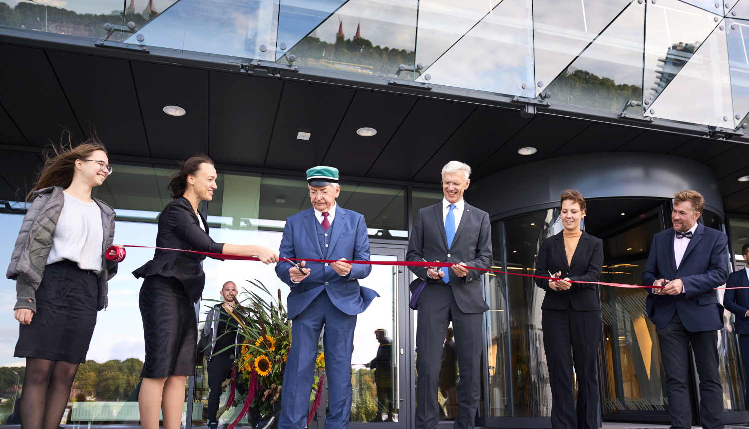 Premjers, Izglītības un zinātnes ministre un RTU pārstāvji pārgriež sarkano lenti