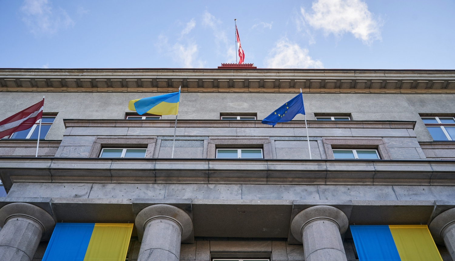 Ukrainas un Latvijas karogi, Ministru kabineta ēka