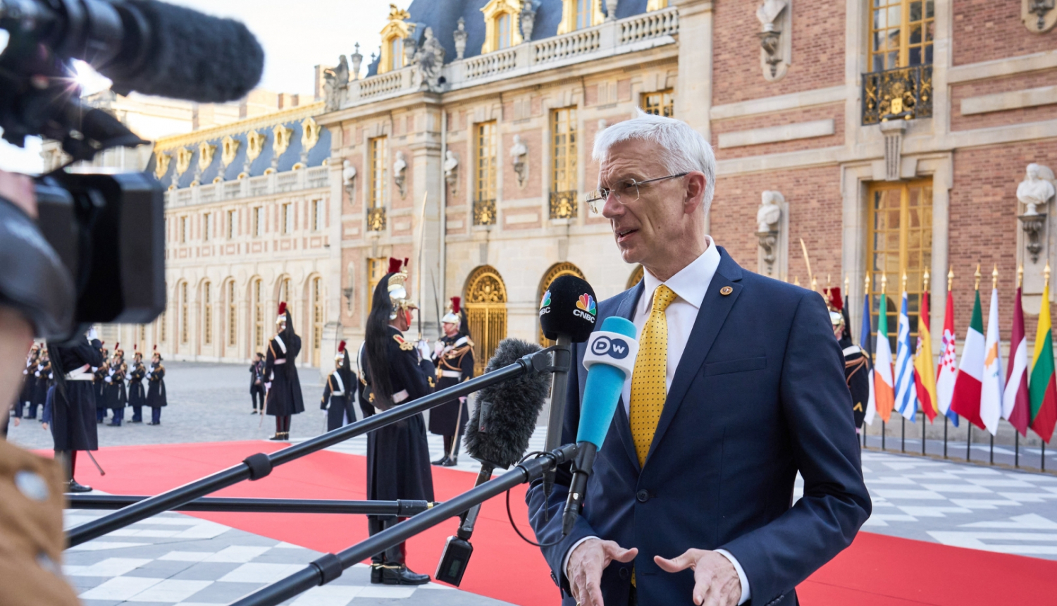 Kariņš sniedz interviju starptautiskajiem medijiem Eiropadomes laikā Parīzē