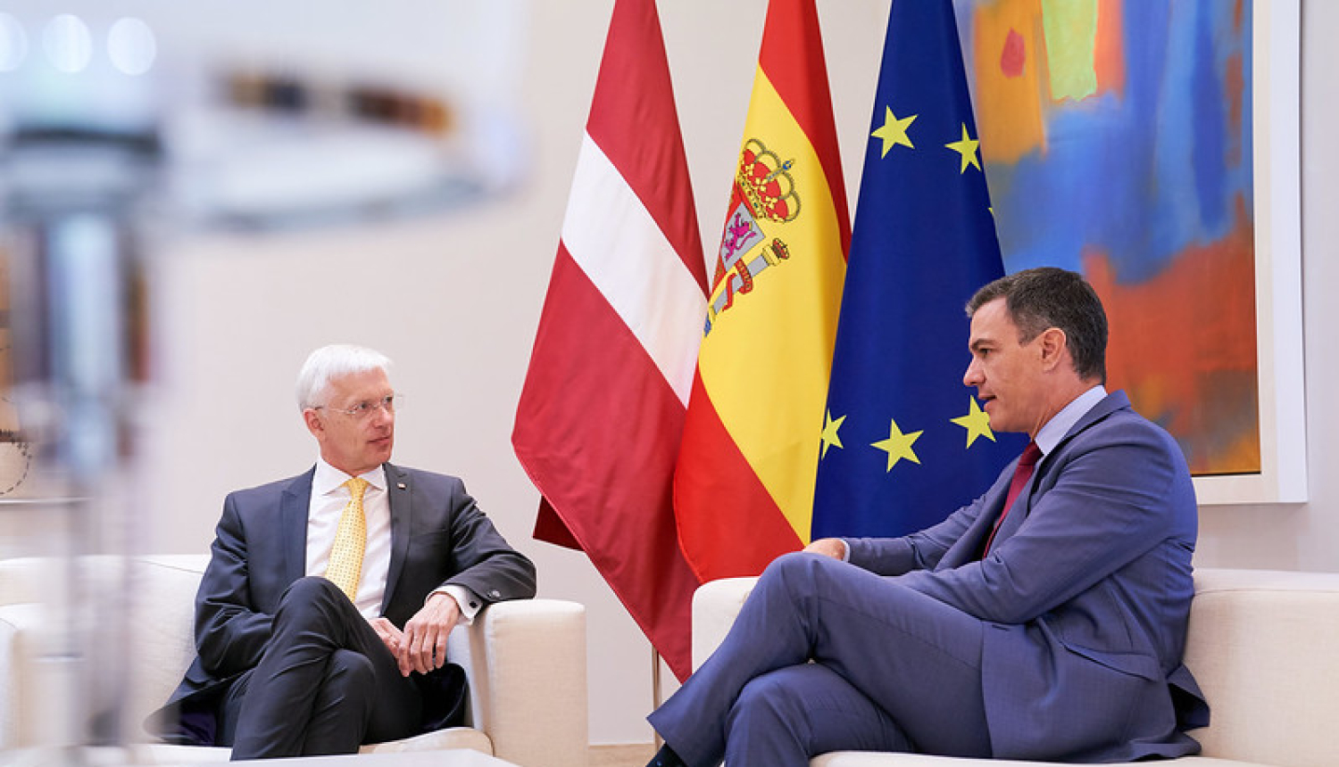 Ministru prezidents Krišjānis Kariņš sarunā ar Spānijas premjerministru Pedro Sančesu sarunā