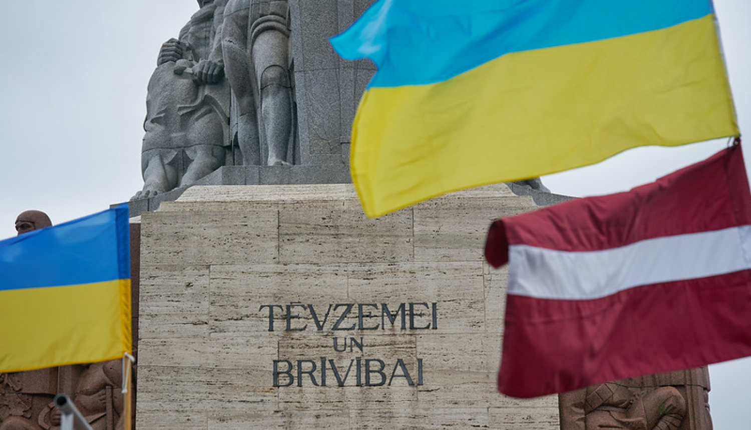 Ukrainas un Latvijas karogi pie Brīvības pieminekļa