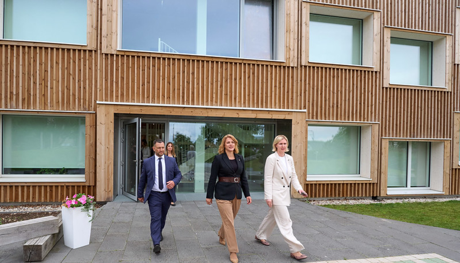 Ministru prezidente pie Salaspils Septītā bērnudāza ieejas