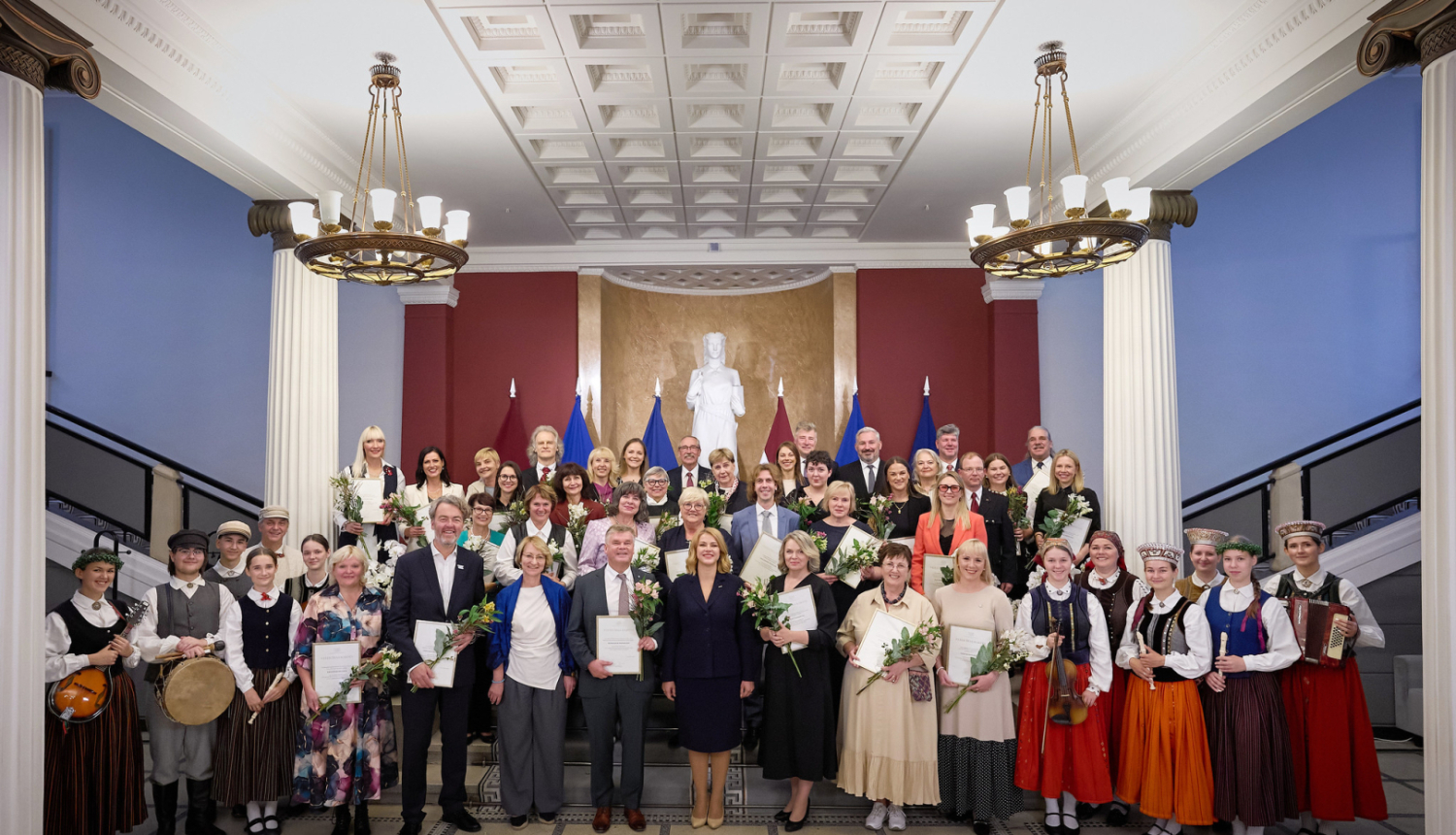 Ministru prezidente Evika Siliņa sveic XIII Latvijas Skolu jaunatnes dziesmu un deju svētku organizatorus