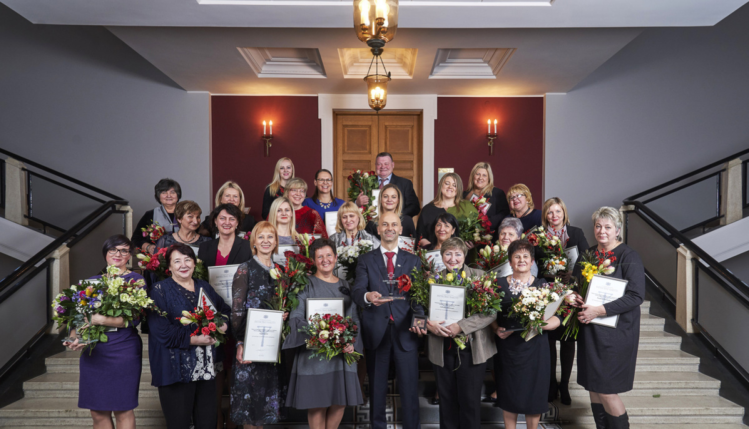 Godina iedzīvotāju balsojumā visatzinīgāk vērtētos klientu apkalpošanas speciālistus