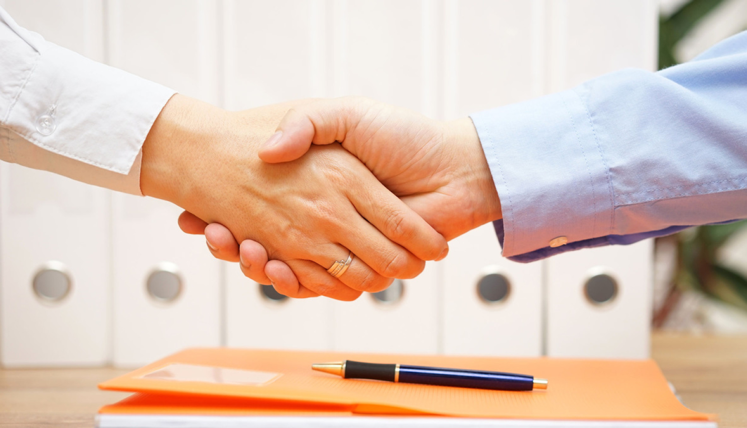 Atvieglo birokrātiskos šķēršļus ārzemnieku nodarbināšanai