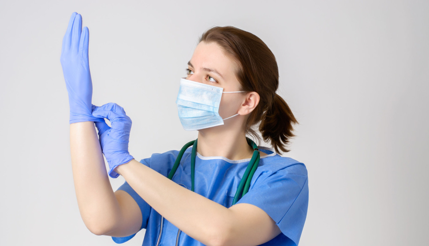 Aizsardzības ministrija aicina pieteikties piegādātājus, kas var nodrošināt nesterilus, nepūderētus vienreizlietojamos cimdus