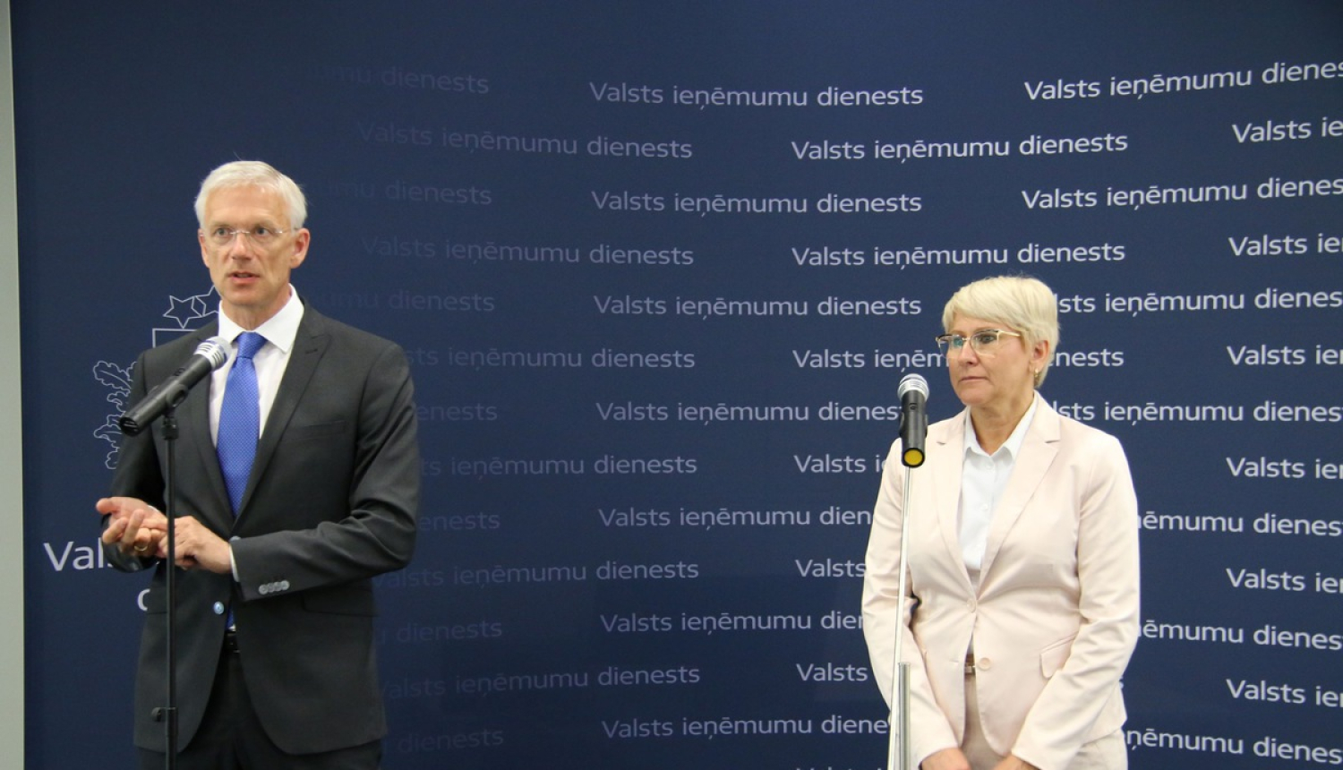 Ministru prezidents darba vizītē iepazīstas ar Valsts ieņēmumu dienesta darbu