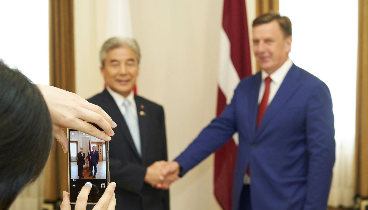 Ministru prezidents tiekas ar Japānas - Latvijas parlamentārās sadraudzības grupas vadītāju Hirofumi Nakasoni