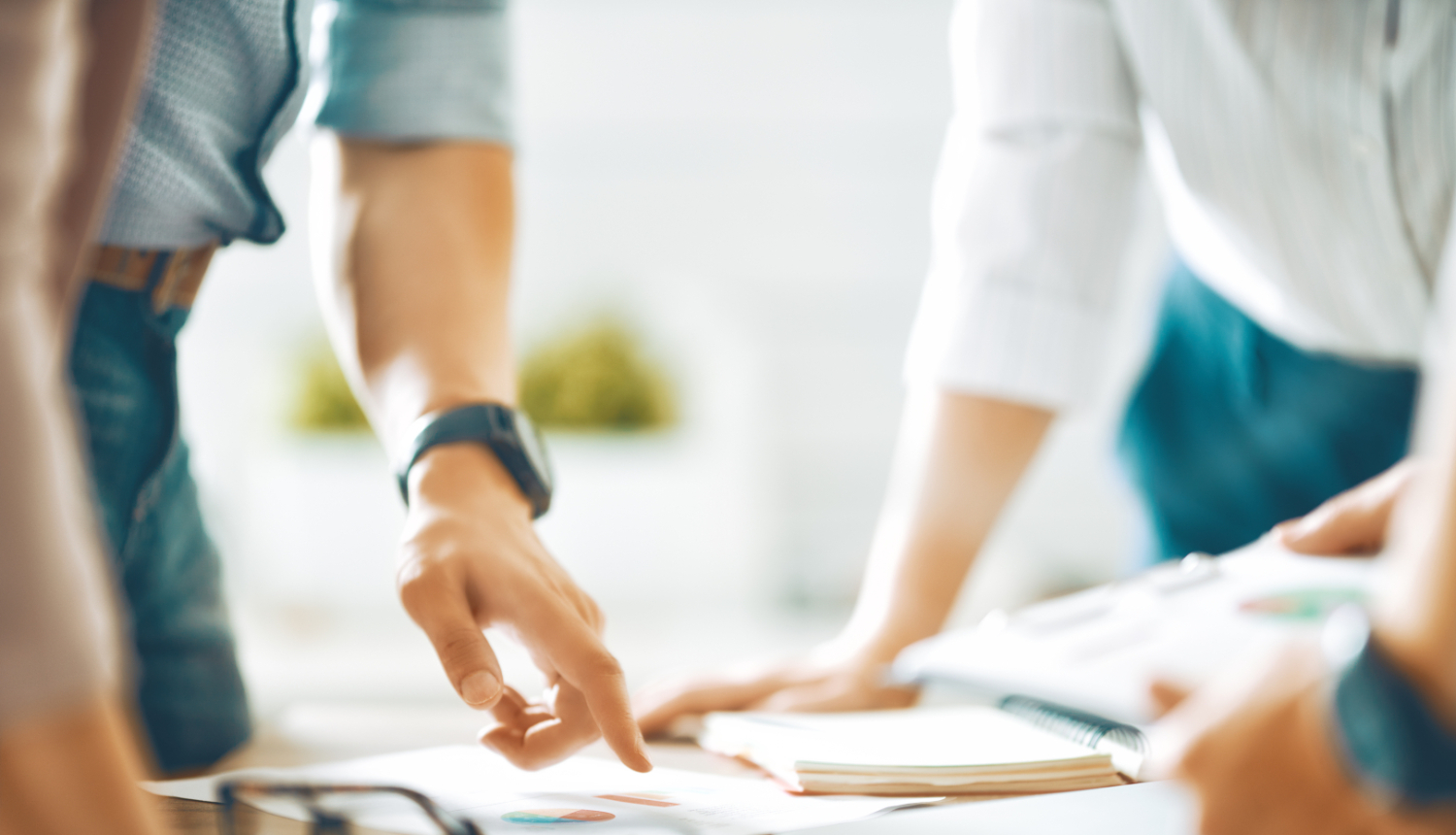 Ilustratīvs attēls ar cilvēku rokām un biroja darba virsmu