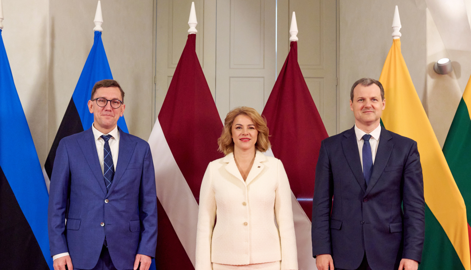 Baltijas valstu premjerministri - no labās Igaunijas premjerministrs Kristens Mihals, Latvijas Republikas Ministru prezidente Evika Siliņa, Lietuvas premjerministrs Ģintauts Palucks. Fonā visu trīs valstu karogi.