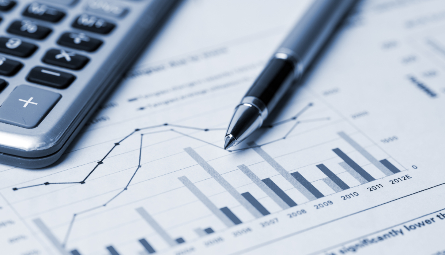 Dokumenti un kalkulators uz galda