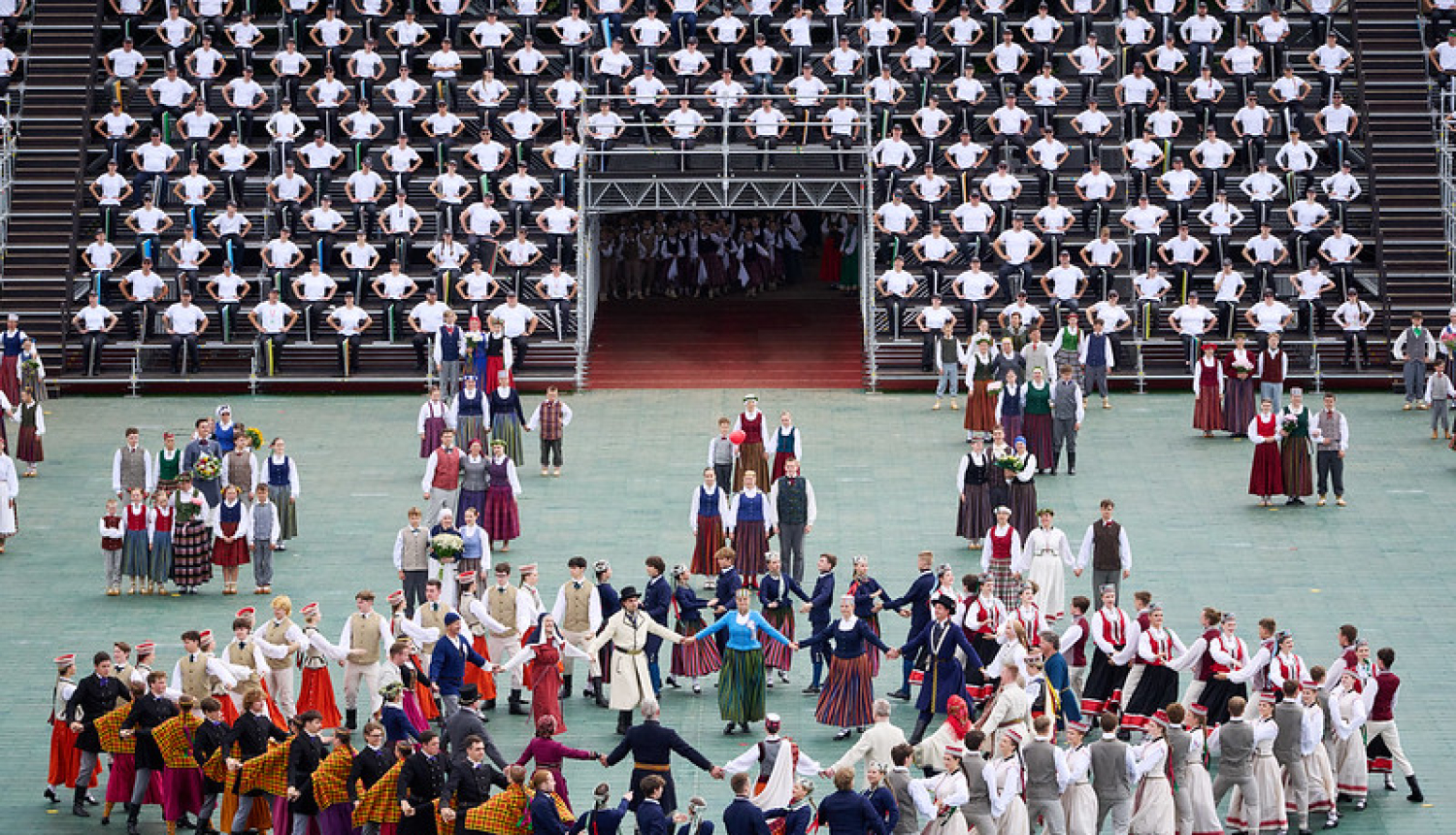 Fragments no dziesmu un deju svētku priekšnesuma.