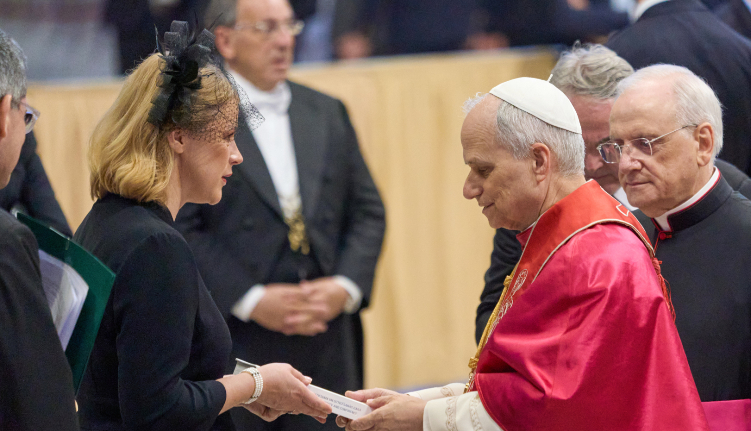 Ministru prezidente Evika Siliņa pasniedz grāmatu pāvestam Leonam XIV inaugurācijas ceremonijas laikā