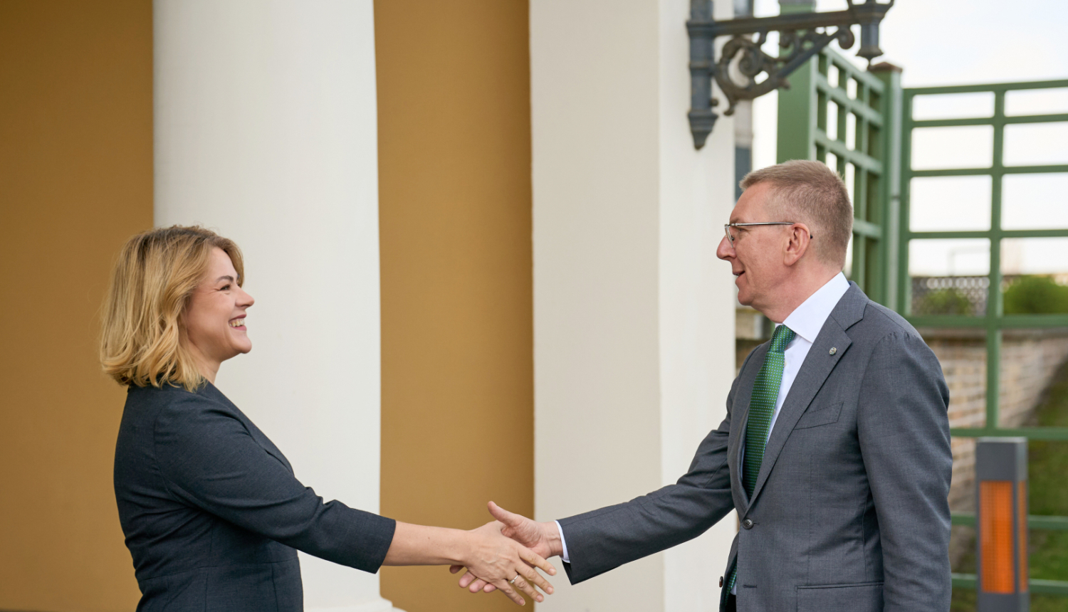 Ministru prezidente Evika Siliņa sarokojas ar Valsts prezidentu Edgaru Rinkēviču pie Rīgas pils