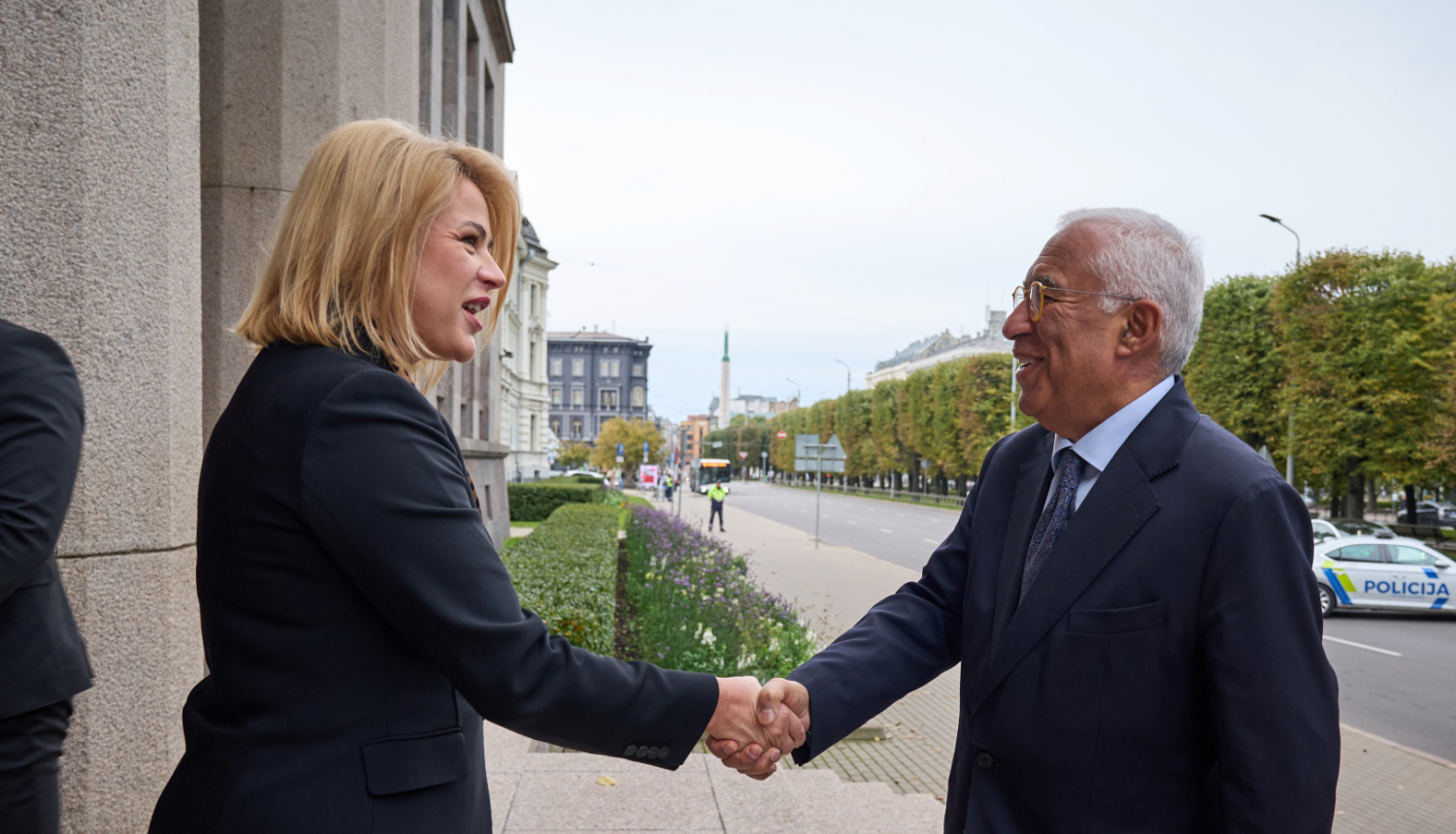 Ministru prezidente Evika Siliņa sarokojas ar Eiropadomes priekšsēdētāju Antoniu Koštu pie Ministru kabineta