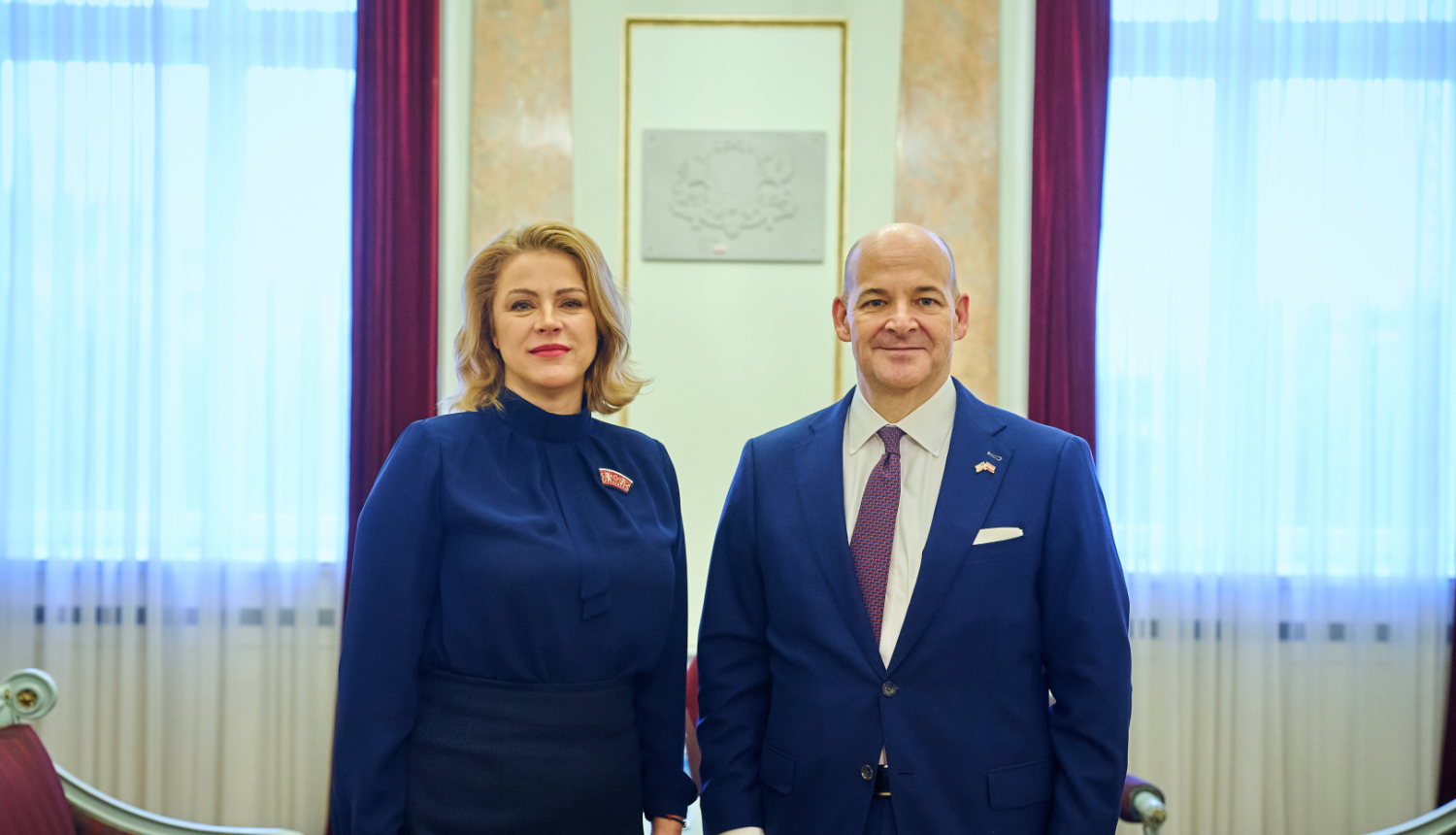 Ministru prezidente Evika Siliņa un ASV vēstnieks Latvijā Kristofers Robinsons
