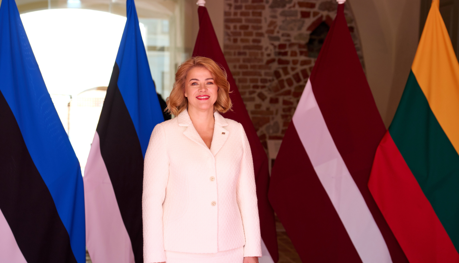 Ministru prezidente Evika Siliņa pie Igaunijas, Latvijas un Lietuvas karogiem