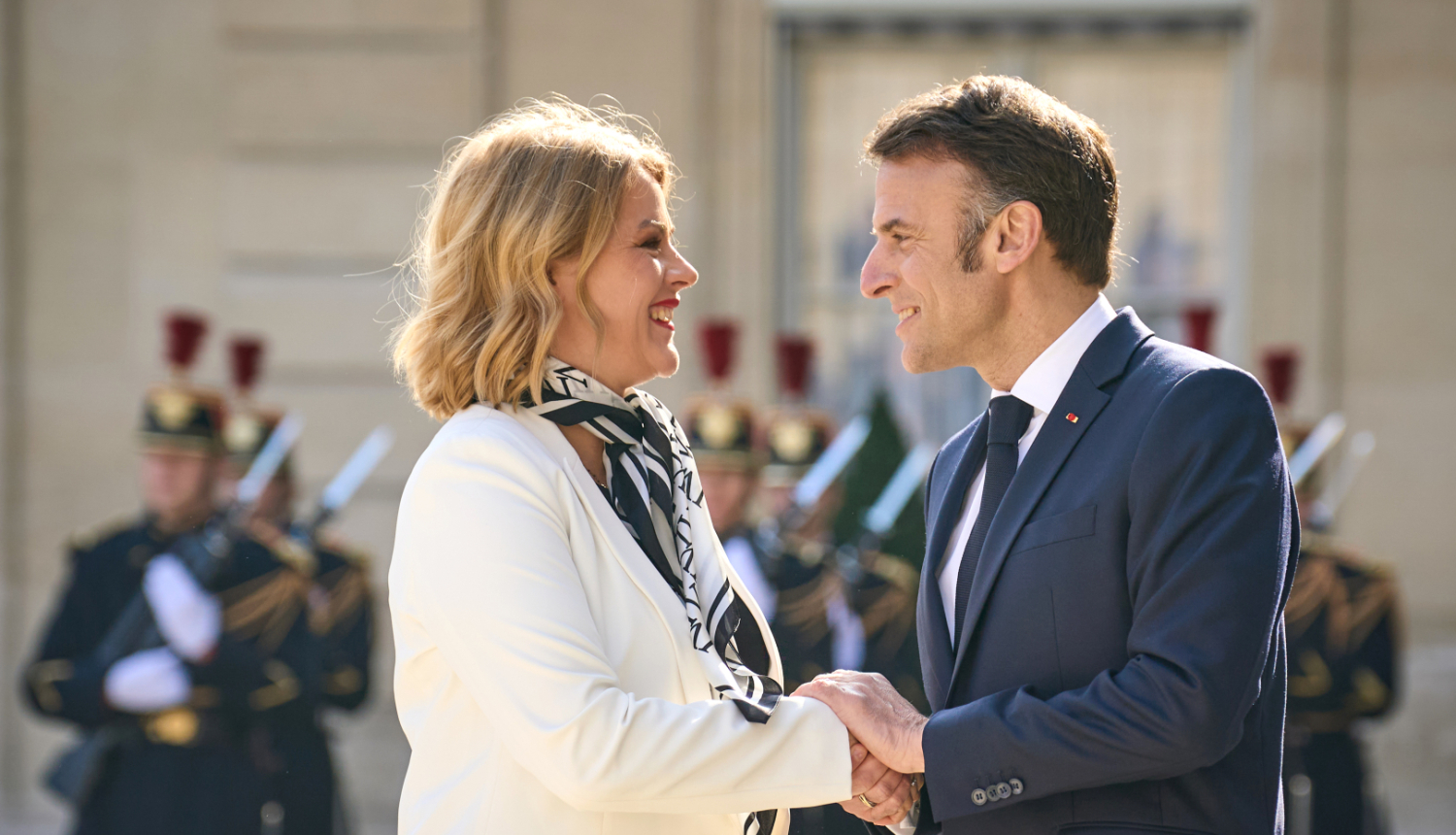 Ministru prezidente Evika Siliņa sarokojas ar Francijas preizdentu Emanuelu Makronu