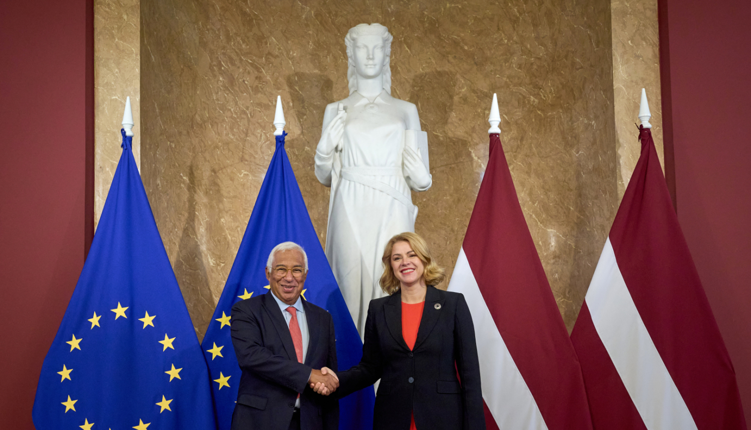 Ministru prezidente Evika Siliņa sarokojas ar Eiropadomes priekšsēdētāju Antoniu Koštu pie Eiropas Savienības un Latvijas karogiem