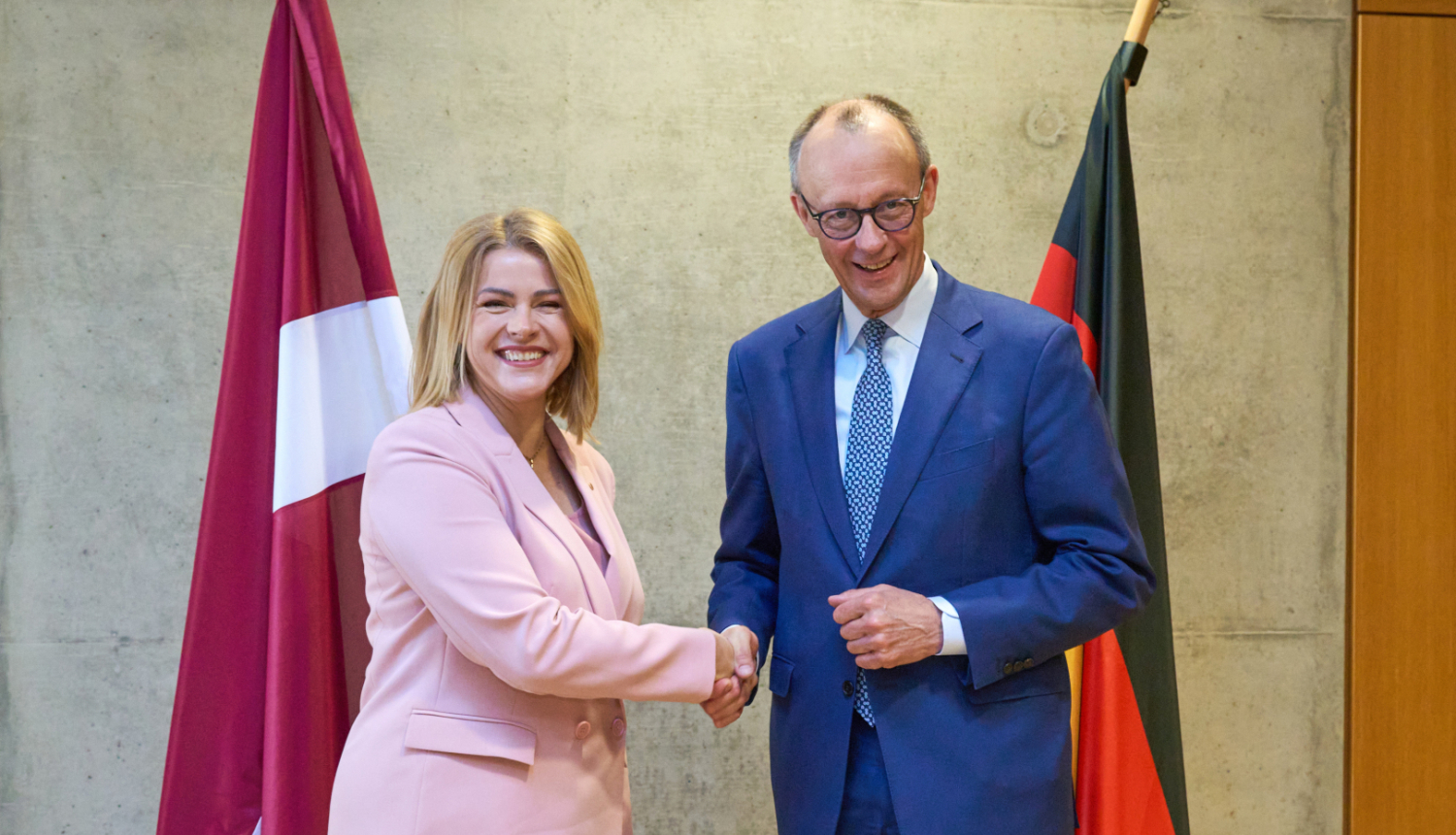 Ministru prezidente Evika Siliņa sarokojas ar Vācijas kanclera amata kandidātu Frīdrihu Mercu vizītes laikā Vācijā