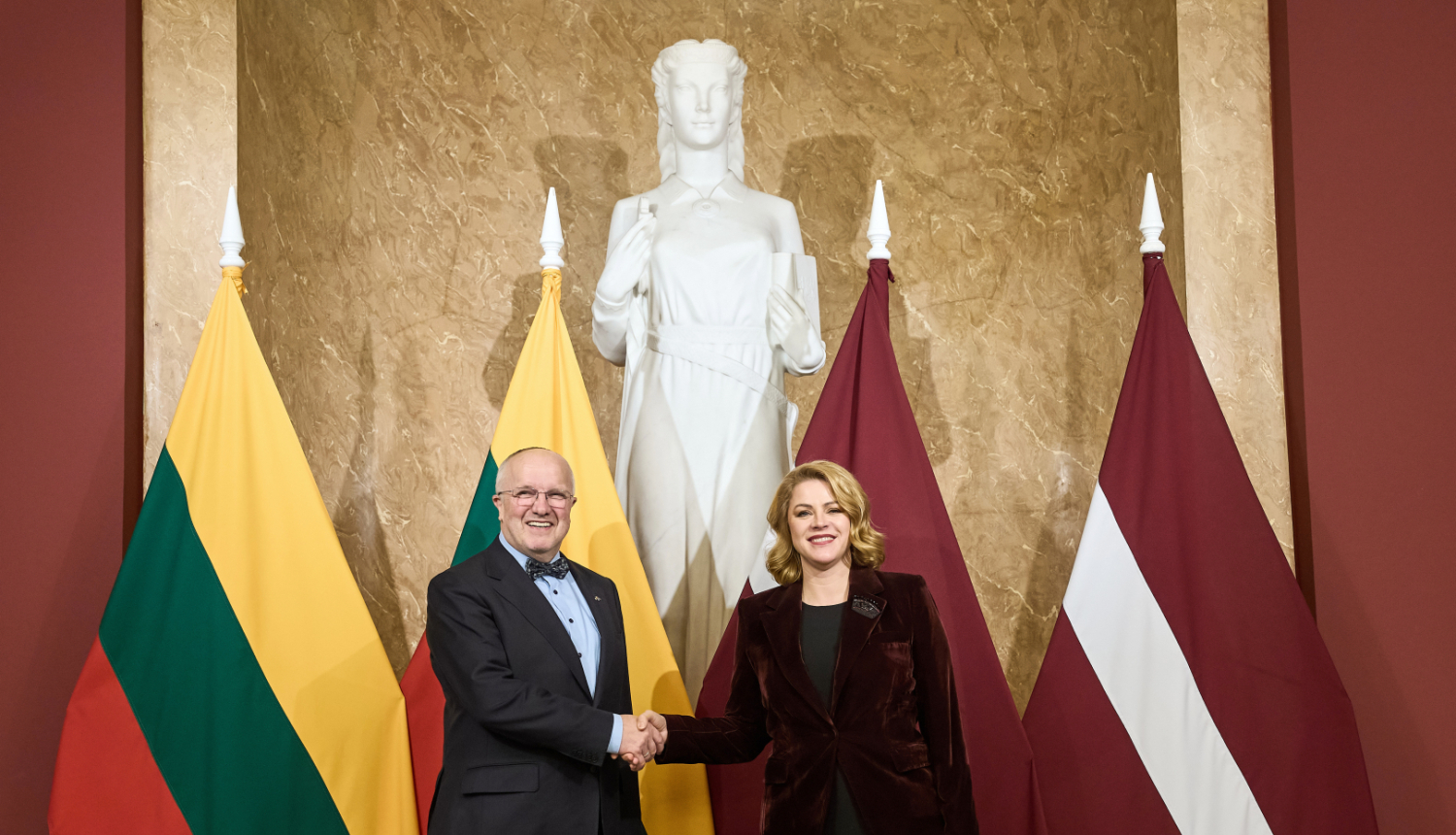 Ministru prezidente Evika Siliņa sarokojas ar Lietuvas parlamenta priekšsēdētāju Jozu Oleku