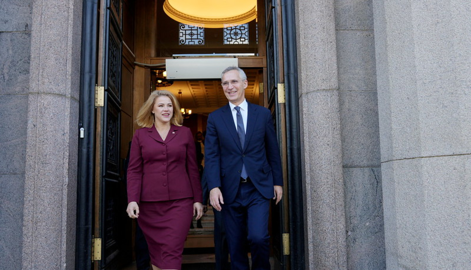 Ministru prezidente Evika Siliņa un bijušais NATO ģenerālsekretārs Jenss Stoltenbergs pie Ministru kabineta ēkas 
