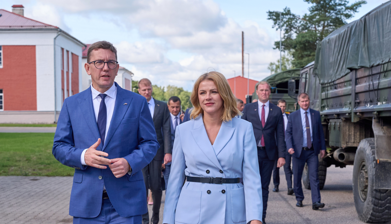 Ministru prezidente Evika Siliņa kopā ar Igaunijas premjerministru Kristenu Mihalu apmeklē Viru izvietoto Igaunijas Sauszemes spēku Kuperjanova kājnieku bataljonu