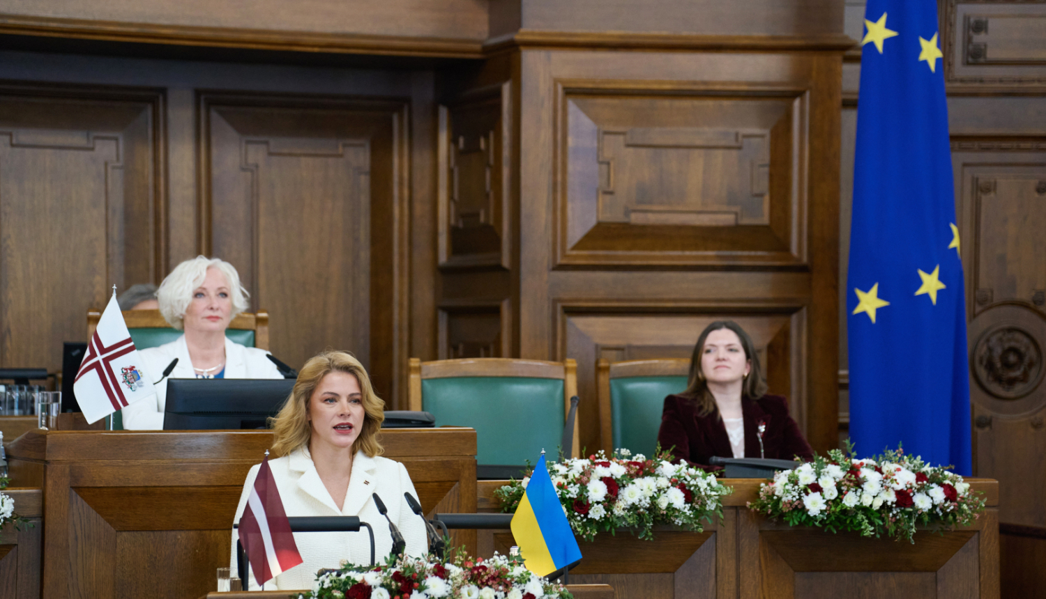 Ministru prezidente Evika Siliņa saka runu Saeimas svinīgajā sēdē par godu Latvijas Republikas Neatkarības atjaunošanas gadadienai