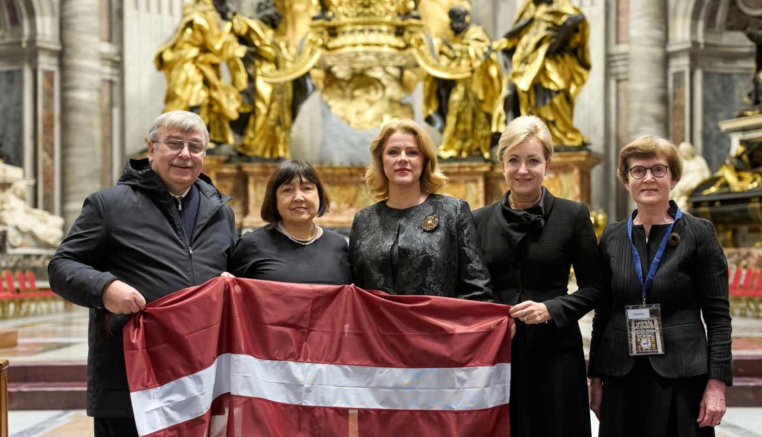 Ministru prezidente Evika Siliņa un Latvijas svētceļojuma dalībnieki ar Latvijas karogu Pētera bazilikā Vatikānā