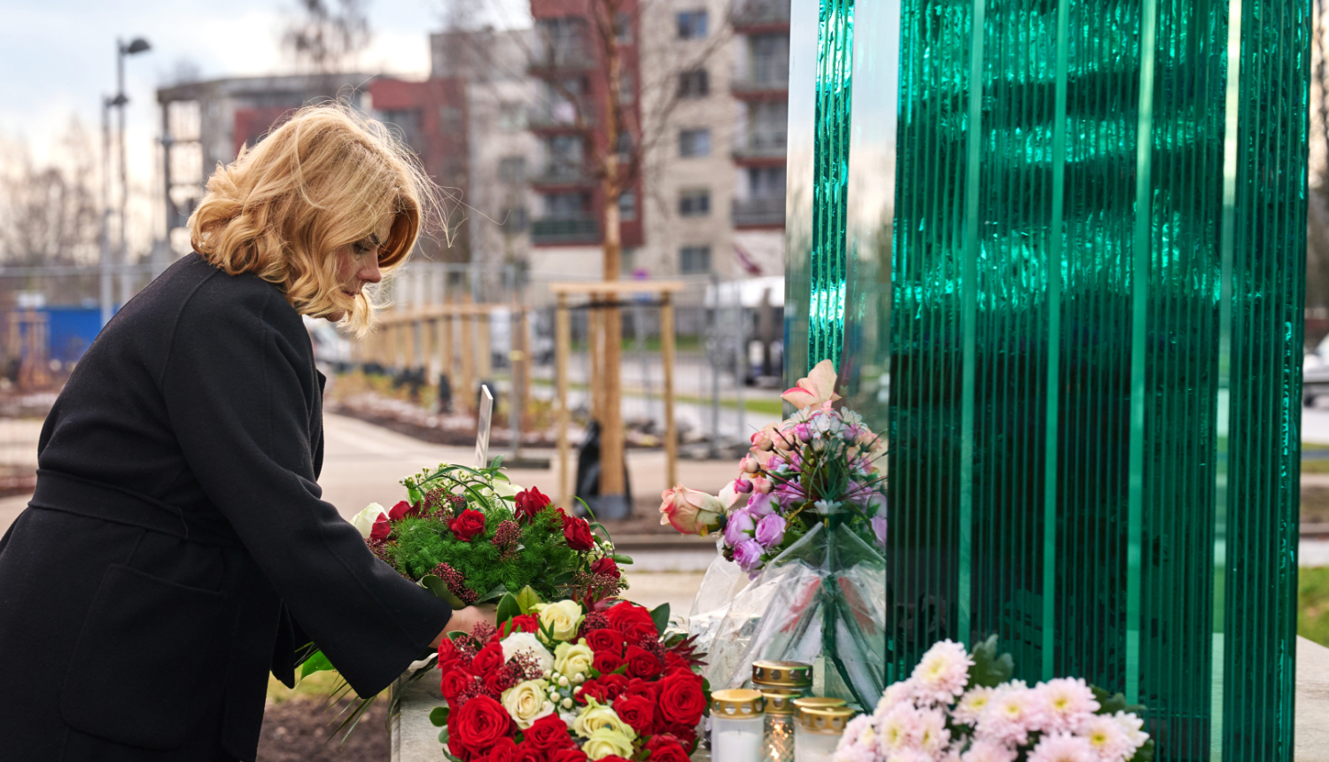 Ministru prezidente Evika Siliņa noliek ziedus Zolitūdes traģēdijas piemiņas vietā