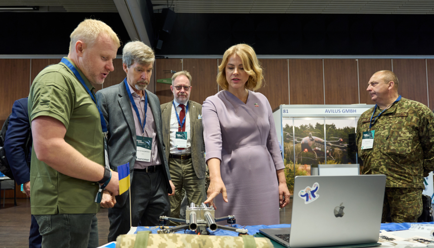 Ministru prezidente Evika Siliņa aplūko Dronu samitā Rīgā izstādītu dronu