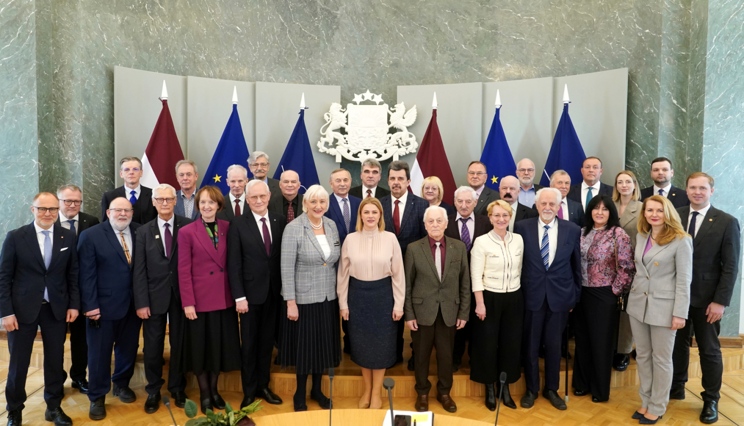 Ministru prezidente Evika Siliņa, ministri un biedrības "4. maija Deklarācijas klubs" biedri Ministru kabineta sēžu zālē