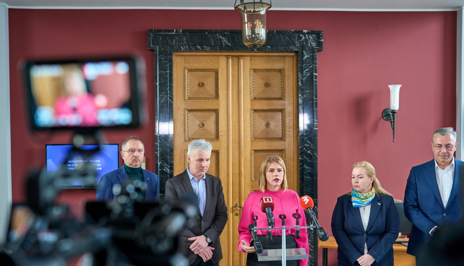 Ministru prezidente Evika Siliņa piedalās preses konferencē pēc tikšanās ar aizsardzības industrijas pārstāvjiem