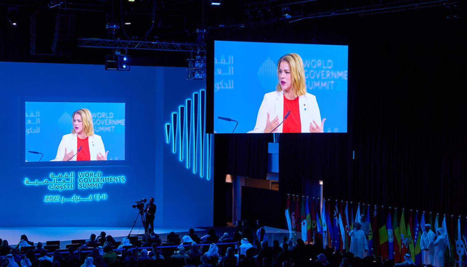 Evika Siliņa uzrunā dalībniekus Pasaules Valdību forumā Dubaijā