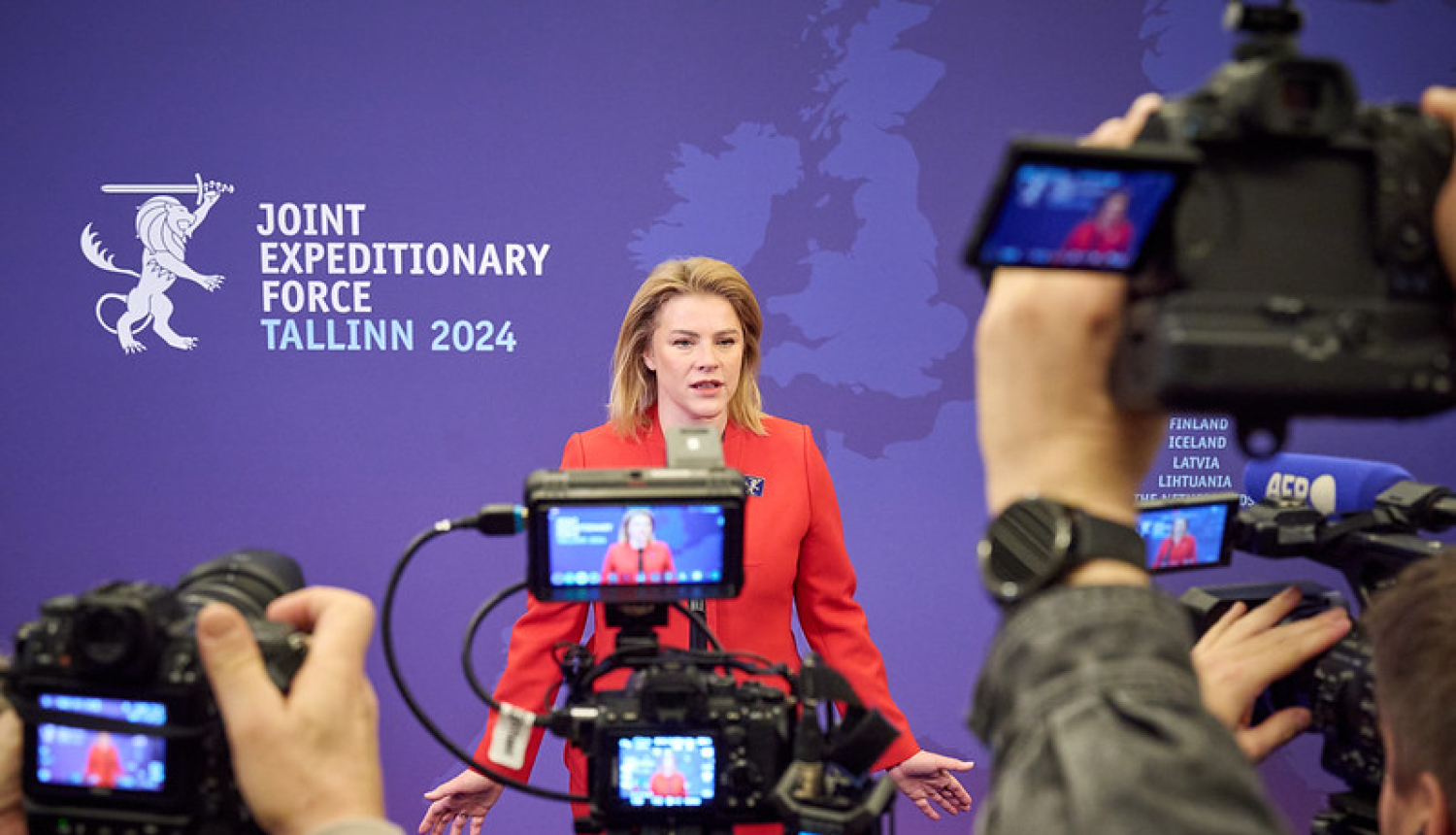 Ministru prezidente Evika Siliņa sniedz atbildi medijiem Apvienoto reaģēšanas spēku samitā Tallinā