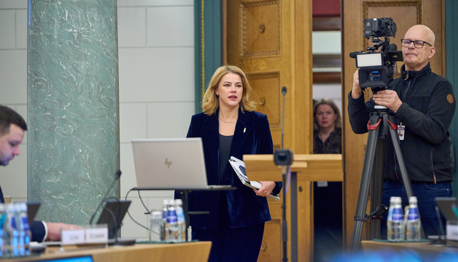 Ministru prezidente Evika Siliņa ienāk Zaļajā zālē