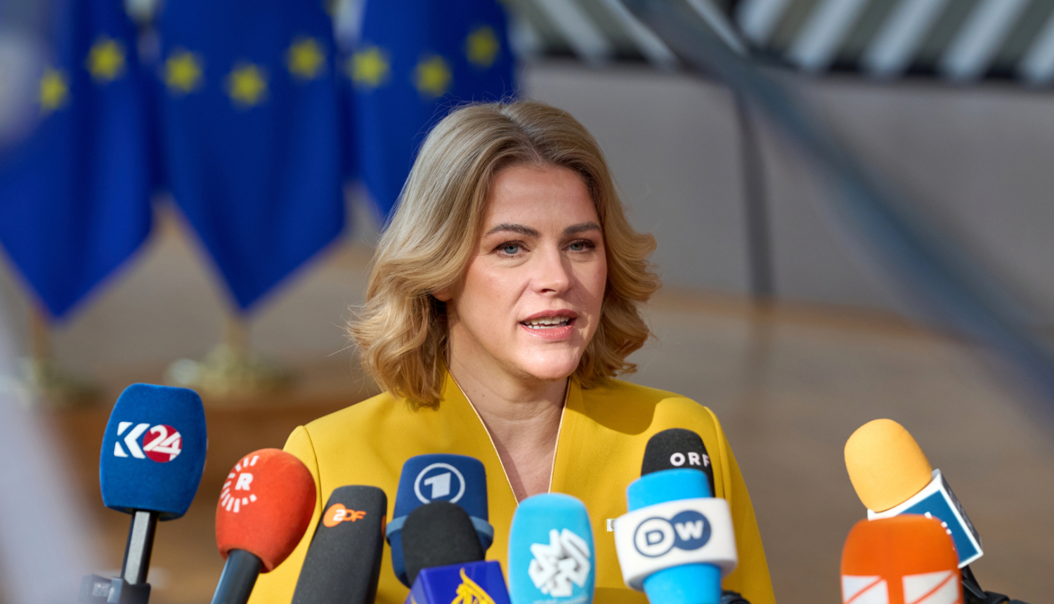 Ministru prezidente Evika Siliņa sniedz interviju medijiem